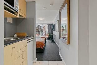 KozyGuru | Sydney CBD | Convenient City Studio Apartment in Surry Hills