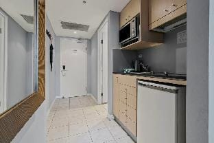 KozyGuru | Sydney CBD | Convenient City Studio Apartment in Surry Hills