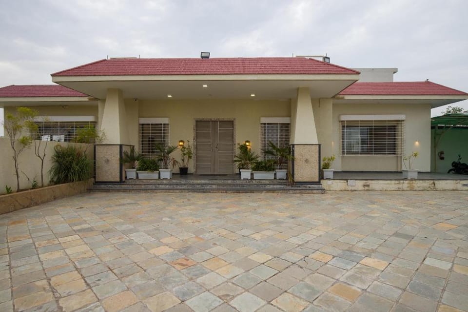 ELIVAAS Shourya Celesta Luxe 3BHK Villa with Pvt Pool, Udaipur Vacation rental in Udaipur