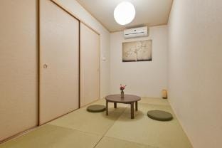 USJ 40m｜Direct Dotonbori/KIX｜Japanese Room｜Max10 (XS03) Vacation rental in Osaka