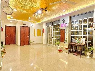 TFFSTAYS GOLDEN SAPPHIRE COUPLE FRIENDLY  Vacation rental in Lucknow