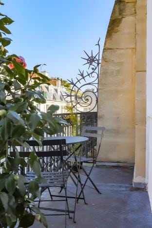 Parc Monceau Artist's Studio Apartment in Paris