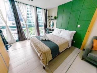 Cozi Chic Uptown Getaway BGC Apartment in Makati