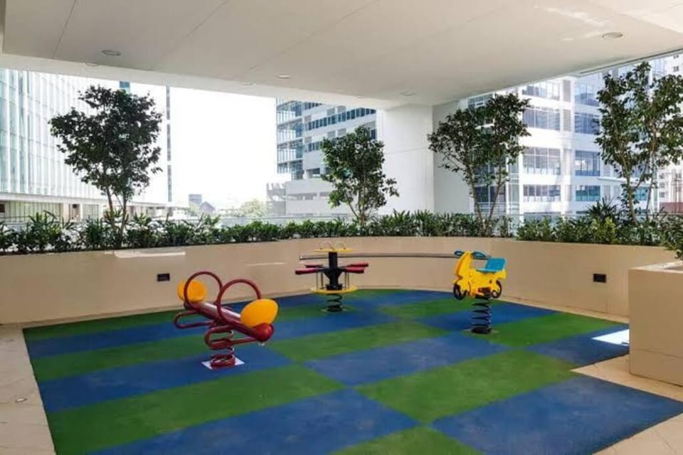 Cozi Chic Uptown Getaway BGC Apartment in Makati