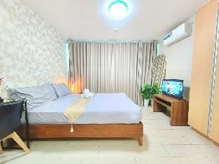 Uptown BGC Modern 1BR Pool View Unit by Terravista Apartment in Makati