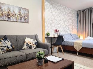 Uptown BGC Modern 1BR Pool View Unit by Terravista Apartment in Makati