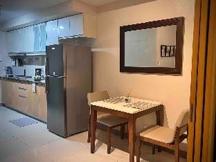 1 BR Suite in trendy One Uptown, BGC Apartment in Makati