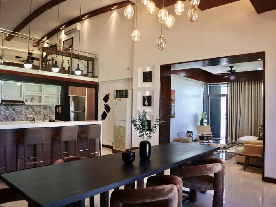 Stylish Luxury Penthouse [3BR, Wifi, Gym, Washer] Apartment in Lapu-Lapu City
