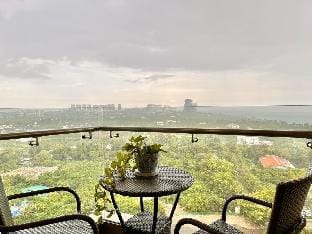 Cozy Studio w Beachview Balcony and Washer Apartment in Lapu-Lapu City