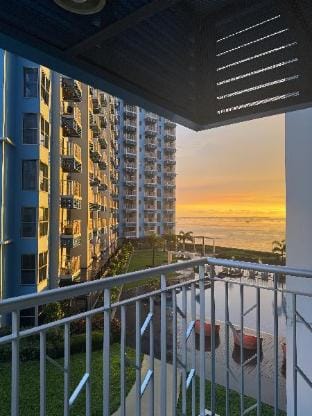 Stylish 1BR Near Airport Facing the Bay - 9d Apartment in Pasay