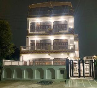 10. 2bhk spaces family, friends, relax  by  Instay Apartment in Noida