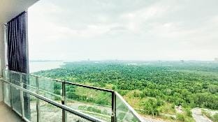 Almas Suites - 1 Bedroom King w Balcony High Floor Apartment in Johor