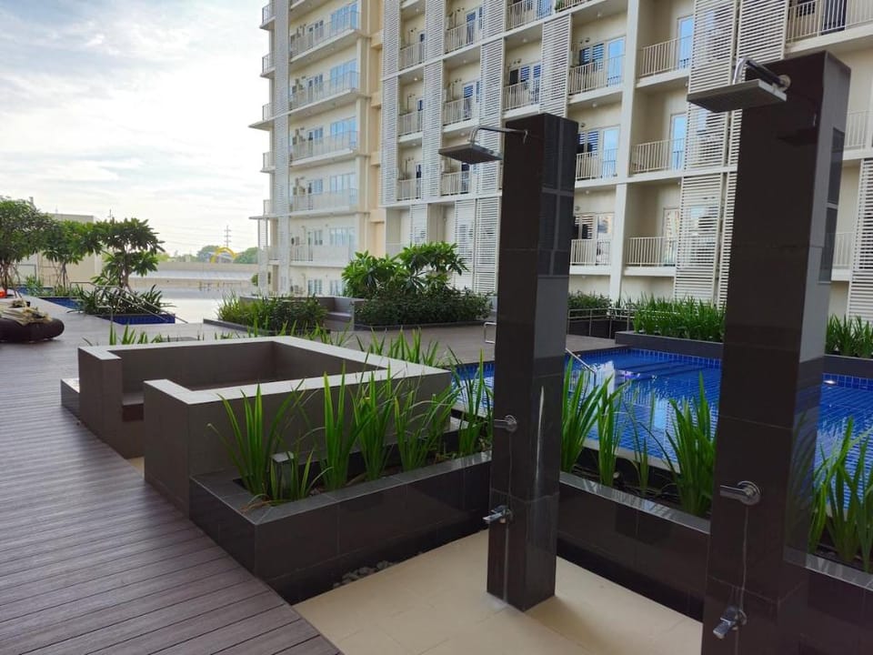 Modern, Work Desk, Internet, Balcony-Park McKinley Apartment in Makati