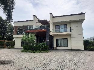 Bliss Farmstay in Chattarpur By Especial Rentals Villa in New Delhi