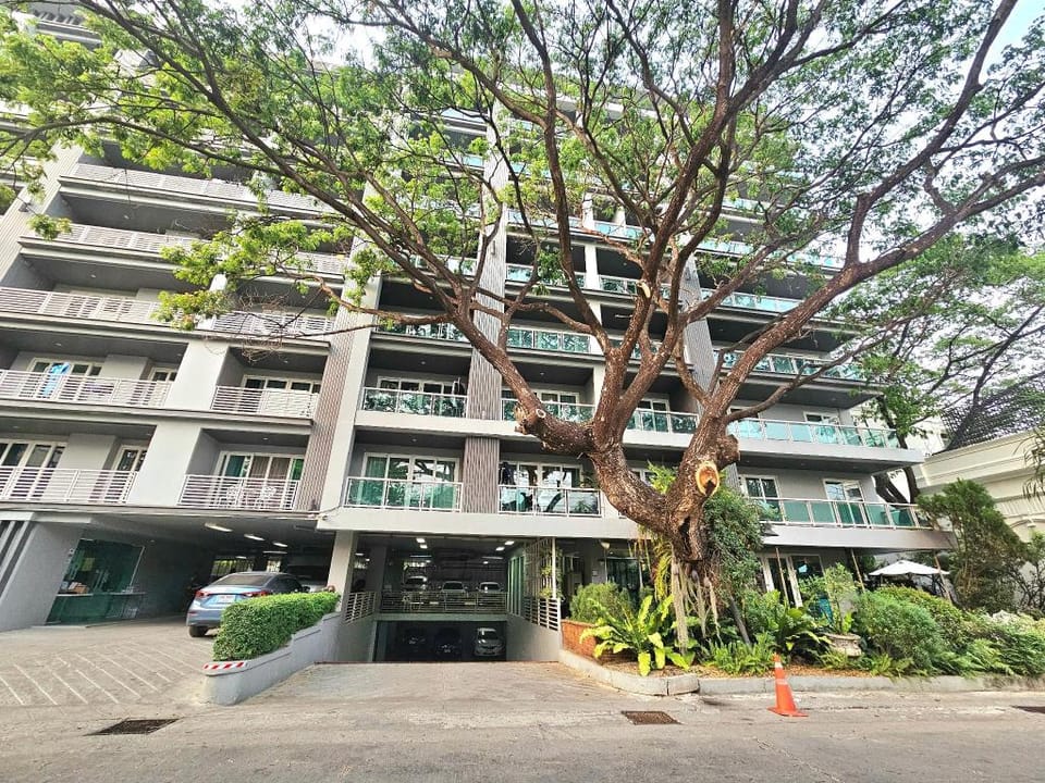 Modern style 1BR with large balcony at Nimman Apartment in Chiang Mai