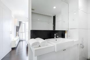 Beautiful Apartment in the Middle of Sukhumvit Apartment in Bangkok