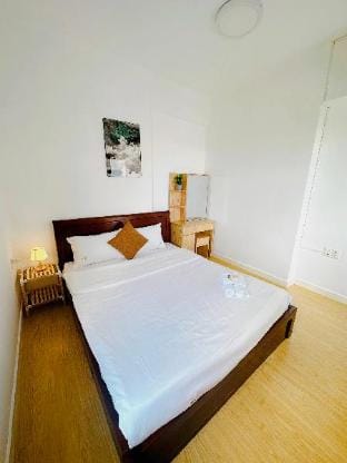 HHomes -2BR Sunset View & Pool at Masteri ThaoDien Apartment in Ho Chi Minh City