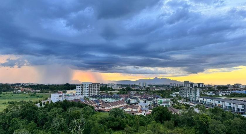 Saradise Kuching 3BR Merriton Luxury Condo Balcony Apartment in Kuching