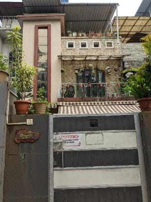 Single Room in Duplex Bunglow with Garden, Terrace Apartment in Mumbai