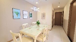 Luxury Landmark, River View, 75" Super TV Apartment in Ho Chi Minh City
