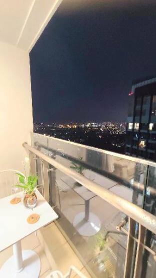 Luxury Landmark, River View, 75" Super TV Apartment in Ho Chi Minh City