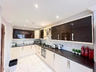 Upscale & Sleek  4BR with Garden in Brondesbury Apartment in London Borough of Camden