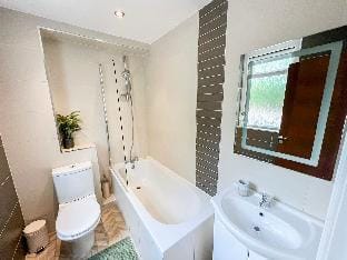 Upscale & Sleek  4BR with Garden in Brondesbury Apartment in London Borough of Camden