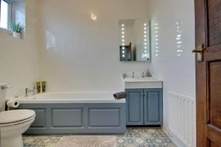5 bed Maisonette in Fratton + 2 Smart TVs Apartment in Portsmouth