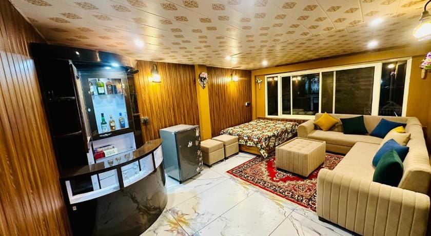 Heaven by lake & woods Hotel in Uttarakhand