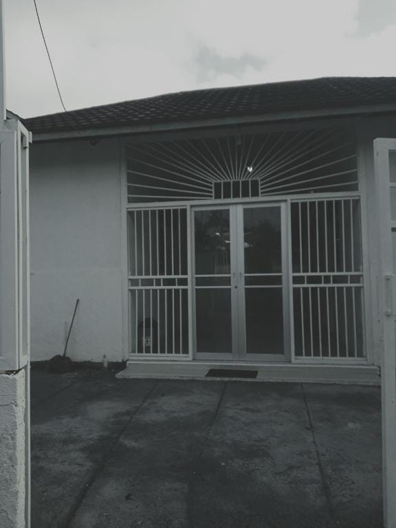 Rumah Putih Edi Hotel in Pujut