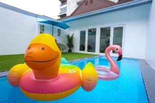 Phratamnak C2 – Vibrant & Airy Villa with Pool Vacation rental in Pattaya City