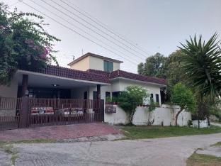 Green Residency, Eco-Friendly Rooms for Families Vacation rental in Islamabad Capital Territory
