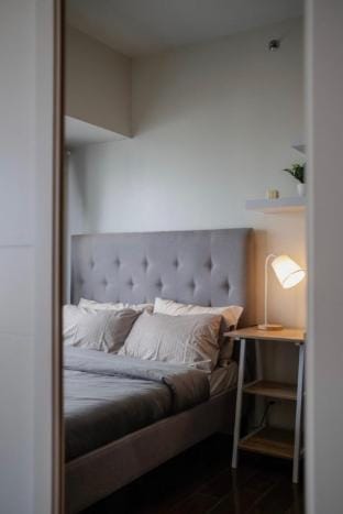 Modern Living 3 Makati 200mbps w/ Wifi & Netflix Apartment in Makati