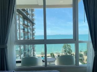 Stunning ocean views from the balcony. Apartment in Pattaya City