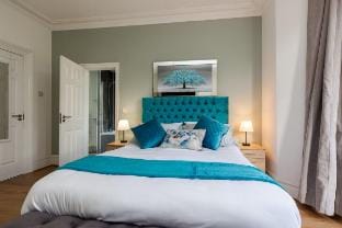 Grand Villa: 6 En-suites, Hot Tub, & Park View Vacation rental in Liverpool