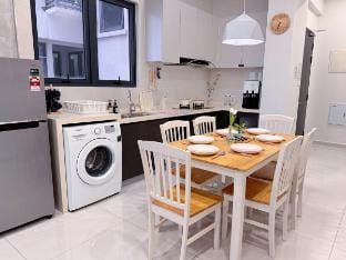 Modern Unblocked Sea & City Views  Netflix 6-11pax Apartment in Johor Bahru