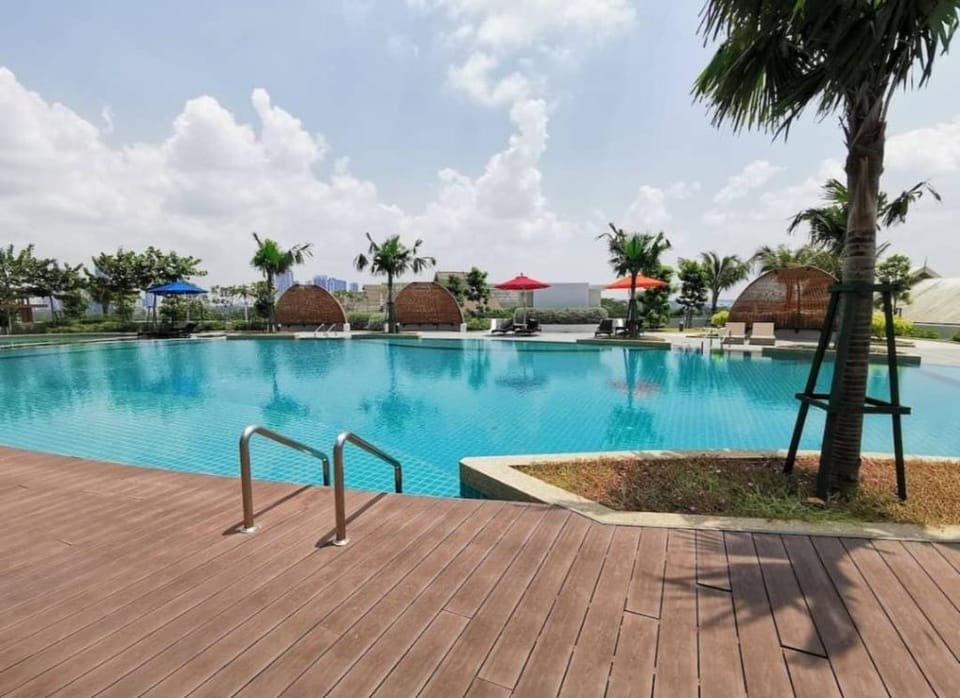 Almas Suites Cozy King Bed Studio Netflix By STAY Apartment in Johor