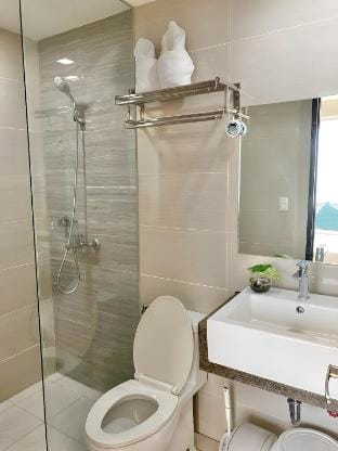 Mactan NEWTOWN Condo With Beach and Pool access Apartment in Lapu-Lapu City