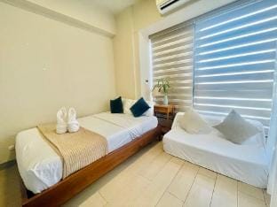 Mactan NEWTOWN Condo With Beach and Pool access Apartment in Lapu-Lapu City