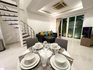 Palm Oasis - Luxury 2BR pool villa nr beach - 170 Vacation rental in Pattaya City
