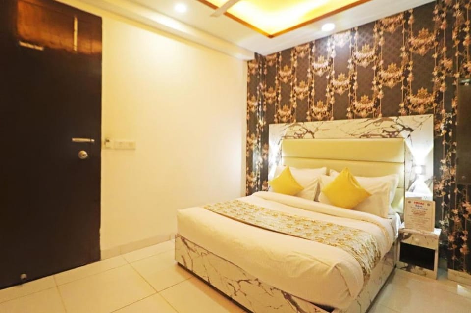 Goroomgo Edge Homestay Mahipalpur Vacation rental in New Delhi
