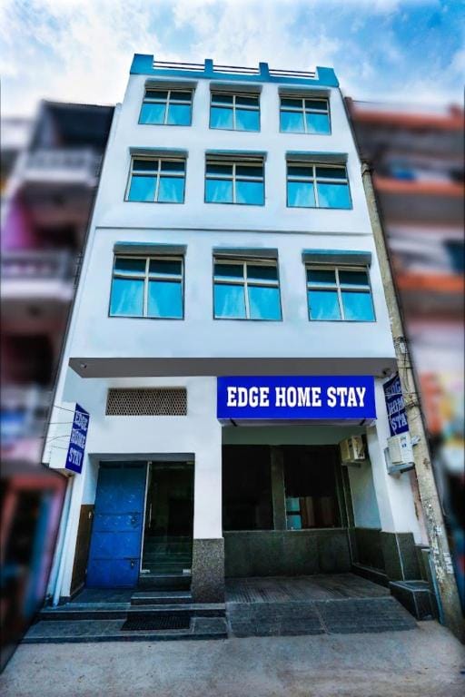 Goroomgo Edge Homestay Mahipalpur Vacation rental in New Delhi