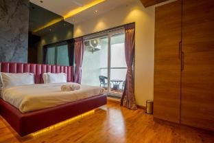 Celebrity  Valley View villa with Infinity Pool Villa in Igatpuri