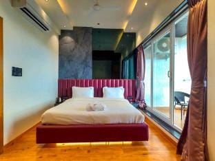 Celebrity  Valley View villa with Infinity Pool Villa in Igatpuri