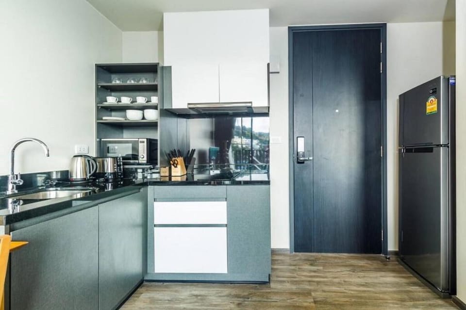 芭东海滩豪华公寓  浴缸 厨房 阳台  高速wifi  海景无边际泳池 Apartment in Patong