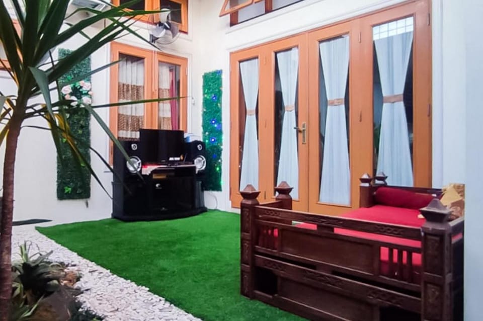 RedDoorz Syariah @ Chilla Guest House Padang Hotel in Padang