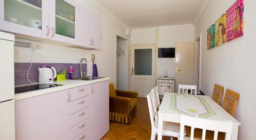 Guest House Gugily- Triple Room with Shared Bathroom and City View Apartment in Dubrovnik