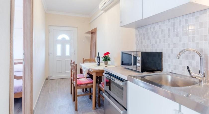 Apartments Fidelis - One Bedroom Apartment with Terrace and Garden View 4 Apartment in Okrug Gornji