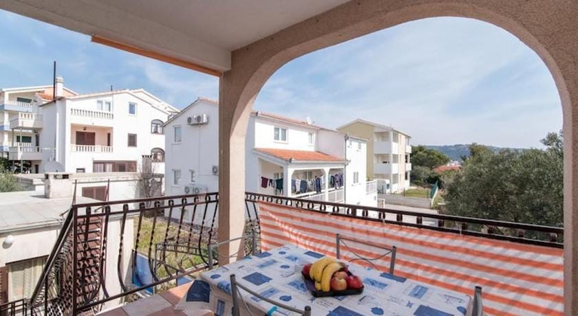 Apartments Fidelis - Two Bedroom Apartment with Terrace and Pool View 5 Apartment in Okrug Gornji