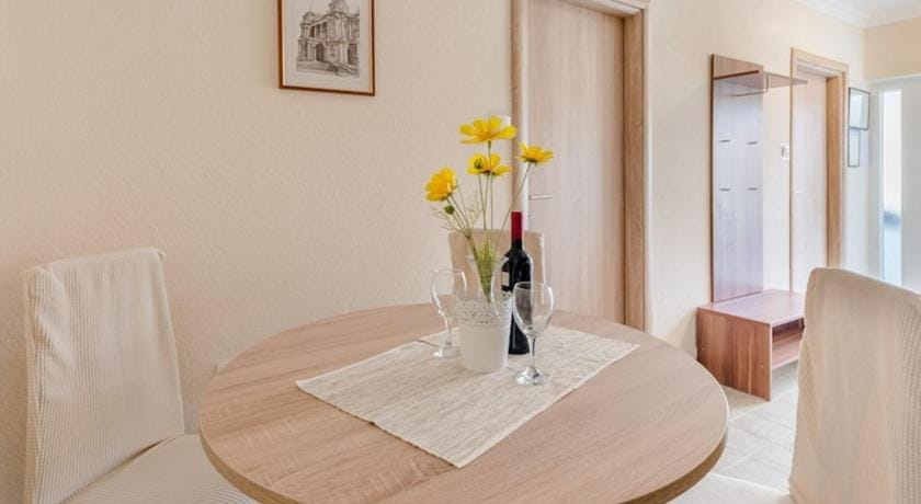 Apartments Fidelis - Two Bedroom Apartment with Terrace and Pool View 5 Apartment in Okrug Gornji